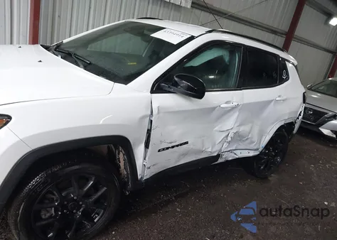 2025 Jeep Compass Latitude 4X4 z USA, uszkodzony, nr VIN 3C4NJDBN8ST586228